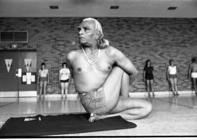 bks-iyengar_Ardha-matsyendrasana-5